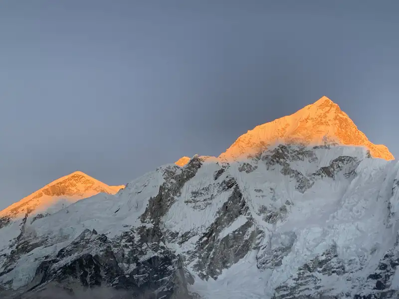 Schneebedeckte Berggipfel bei Sonnenuntergang.