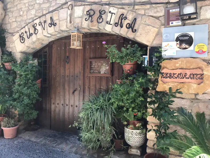 Eingang des Restaurants Cueva Reika.