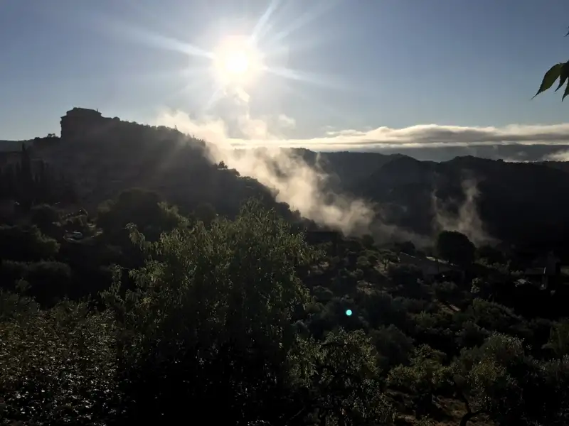 Sonnenaufgang über einer nebligen Landschaft.