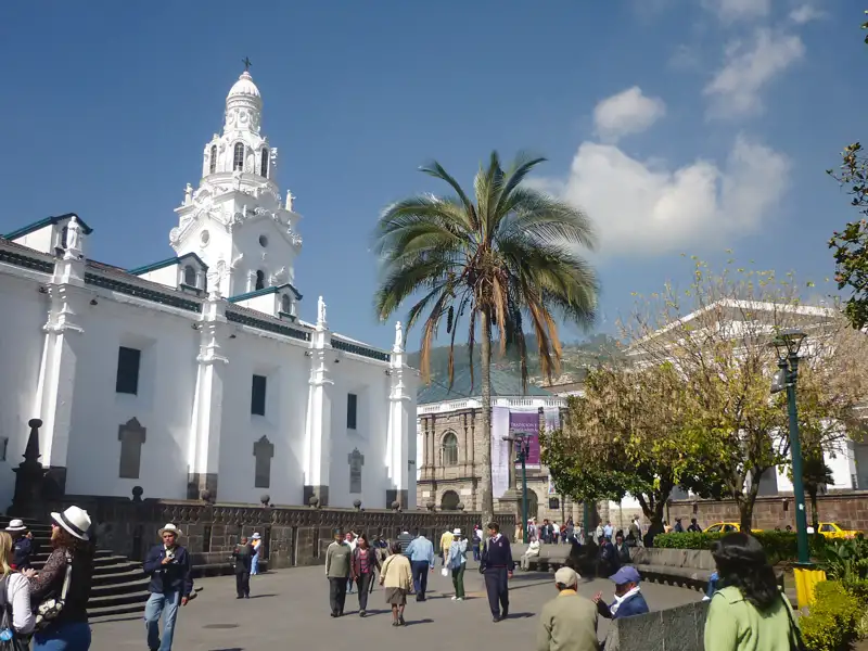 Die Kathedrale von Quito, ein Wahrzeichen der Stadt, auf einem belebten Platz.