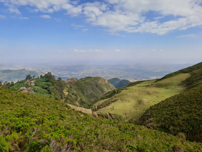Panoramablick von den Bergen auf das Tal.