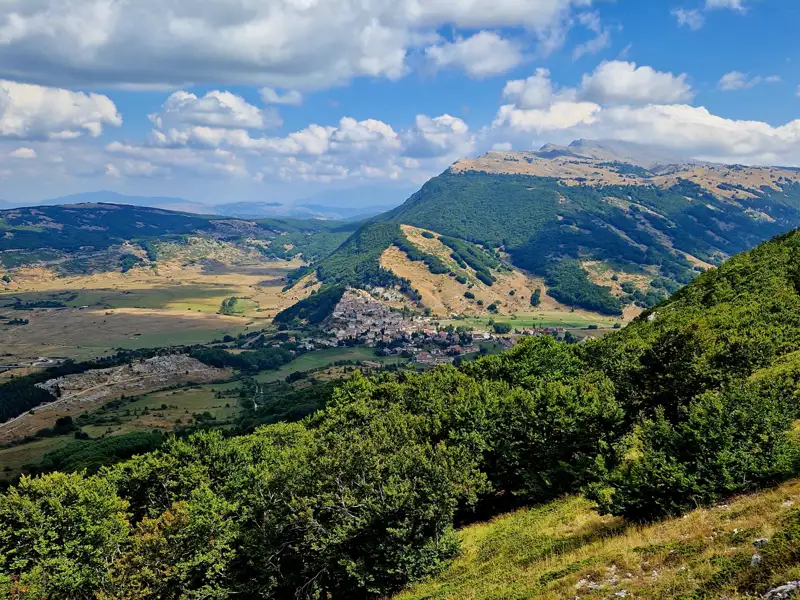 Talblick mit Dorf und Bergen