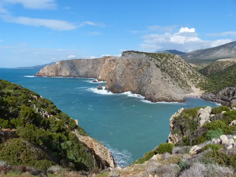 Felsige Küste mit Blick auf das blaue Meer.