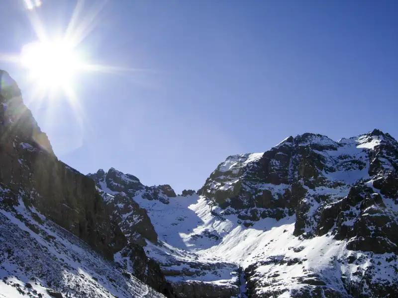 Verschneite Berglandschaft im Sonnenschein.