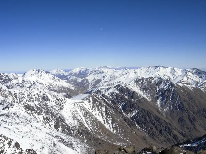 Ausblick auf schneebedeckte Bergkette.