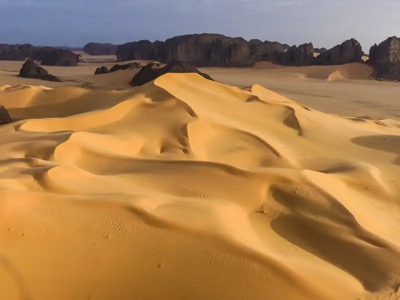 Sanddünenlandschaft in der Wüste.