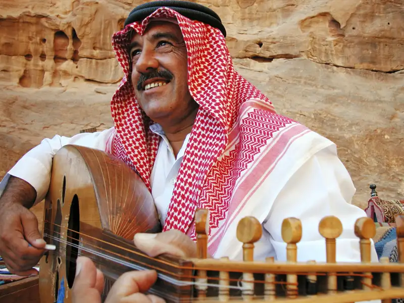 Traditioneller Musiker spielt Oud in felsiger Umgebung.