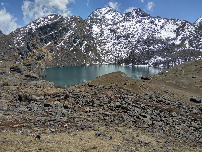 Bergsee inmitten schneebedeckter Berglandschaft