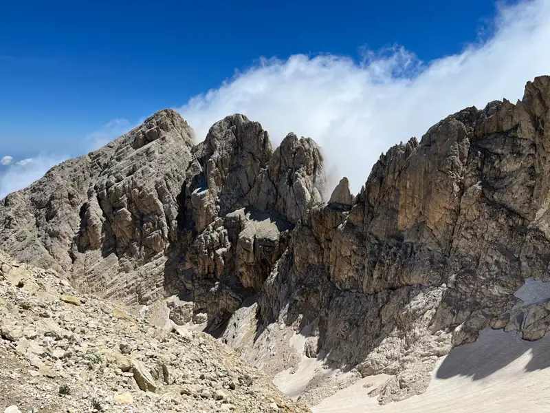 Felsige Berglandschaft mit Wolken.