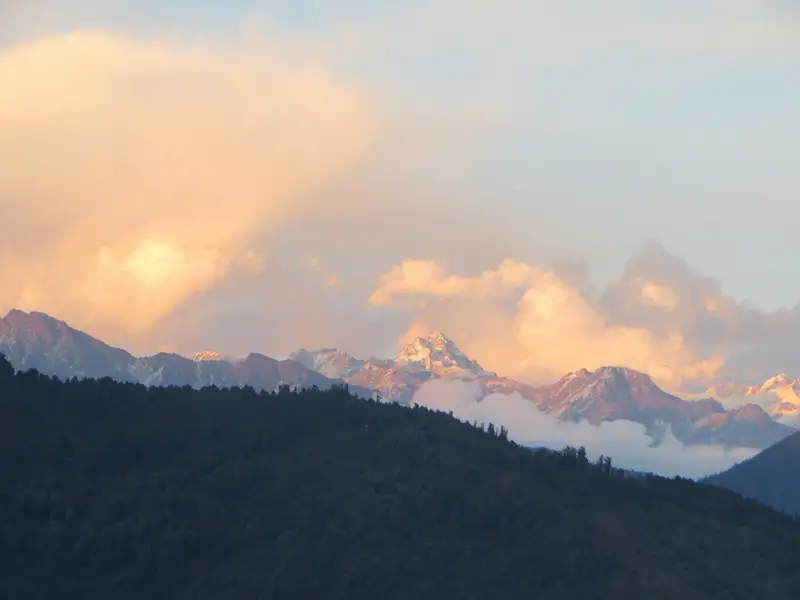 Schneebedeckte Berge in der Abendsonne.
