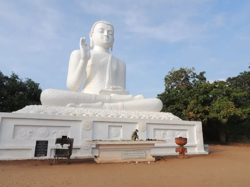 Monumentale weiße Buddha-Statue.