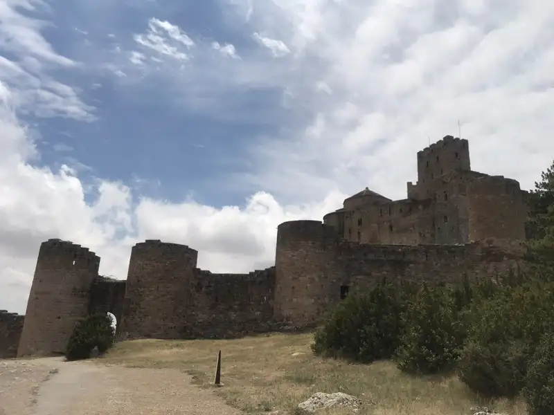 Historische Burg mit Steinmauern und Türmen.