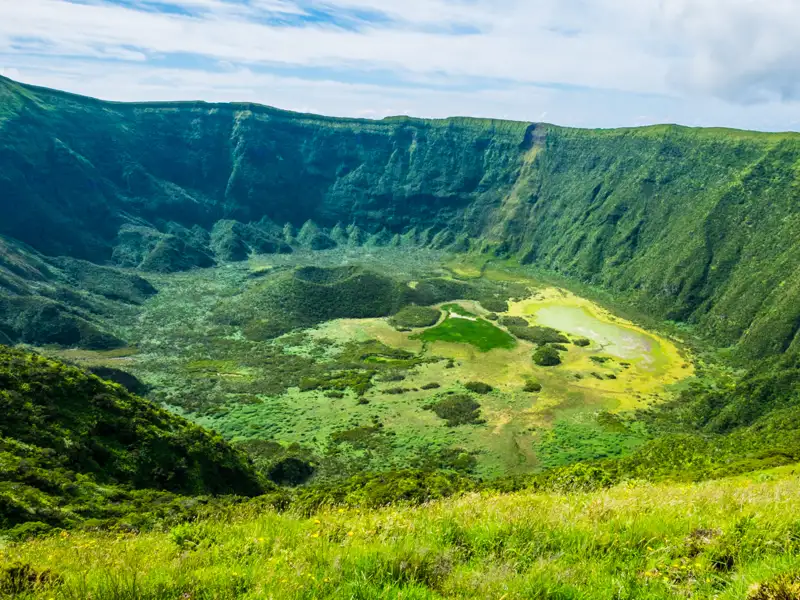 Panoramablick auf einen bewachsenen Vulkankrater.