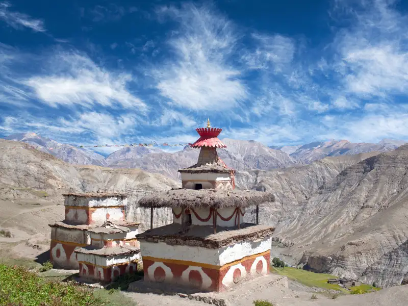 Buddhistischer Tempel in einer Berglandschaft.