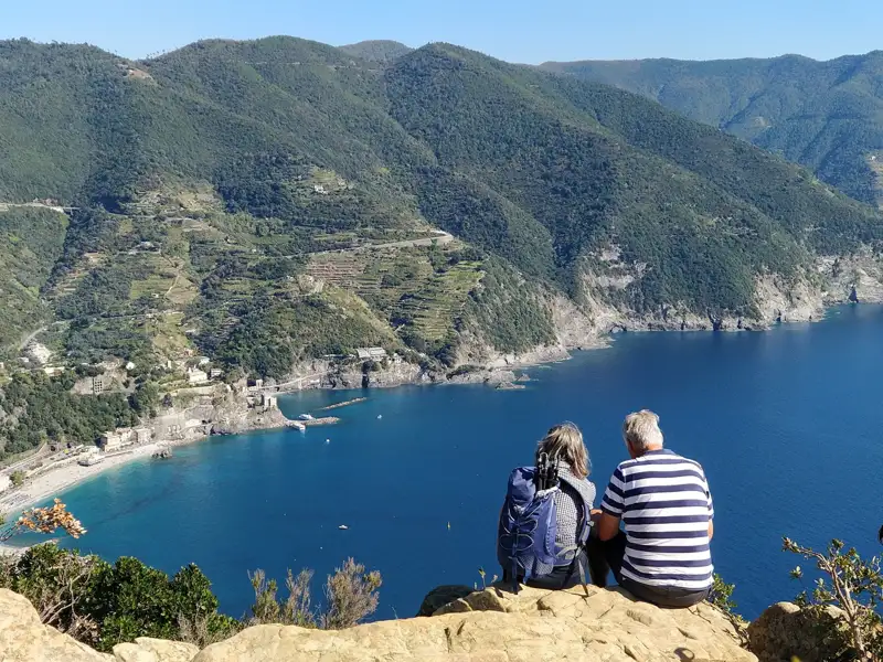 Wanderer pausieren und bewundern die Aussicht auf die Küste.