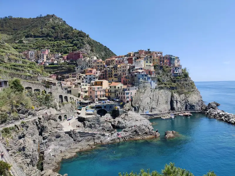 Bunte Häuser eines Dorfes an der italienischen Küste.