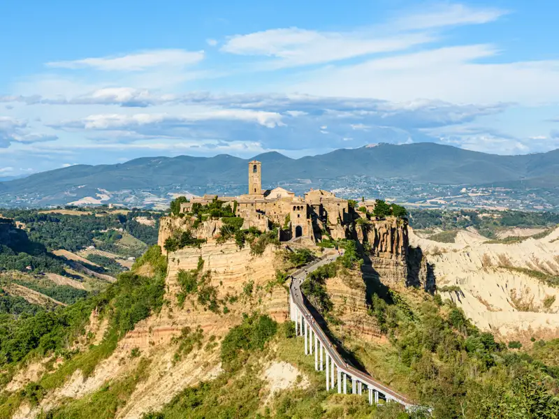 Das historische Dorf Civita di Bagnoregio, erreichbar über eine lange Fußgängerbrücke, liegt auf einem Tuffsteinhügel und bietet eine beeindruckende Aussicht.