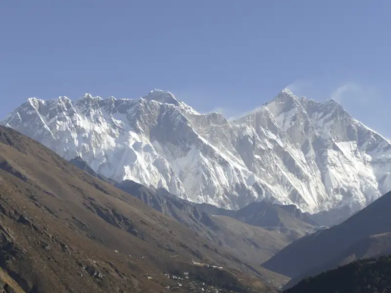 Der schneebedeckte Gipfel des Mount Everest.