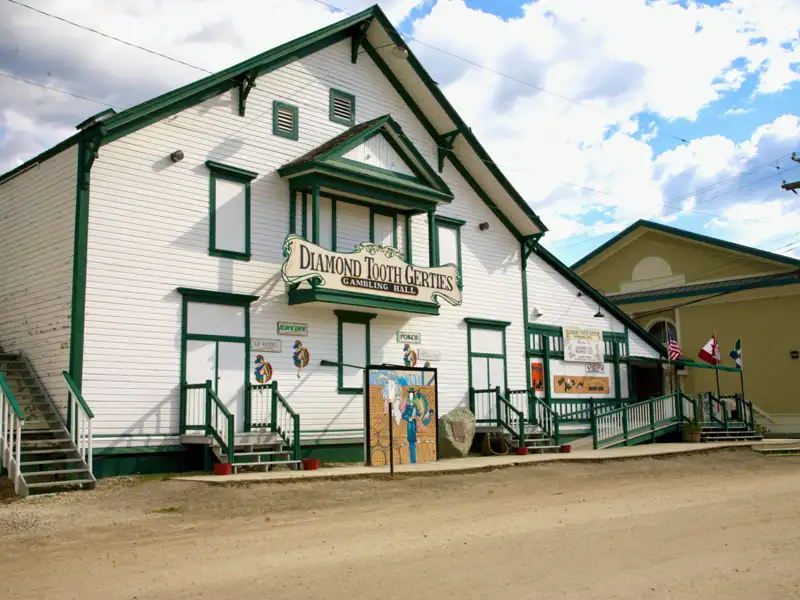 Das Gebäude der Diamond Tooth Gerties Gambling Hall, ein historisches Wahrzeichen in Dawson City.