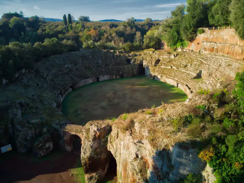 Ruinen eines antiken Amphitheaters.