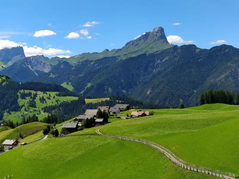 Alpenlandschaft mit Dorf und Bergkulisse