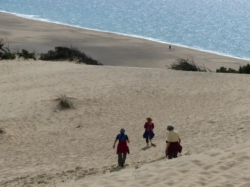Wanderer auf einer Sanddüne mit Blick auf das Meer.