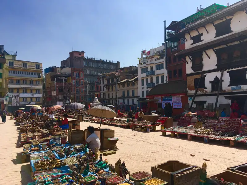 Marktstände mit lokalem Kunsthandwerk und Souvenirs auf einem öffentlichen Platz.