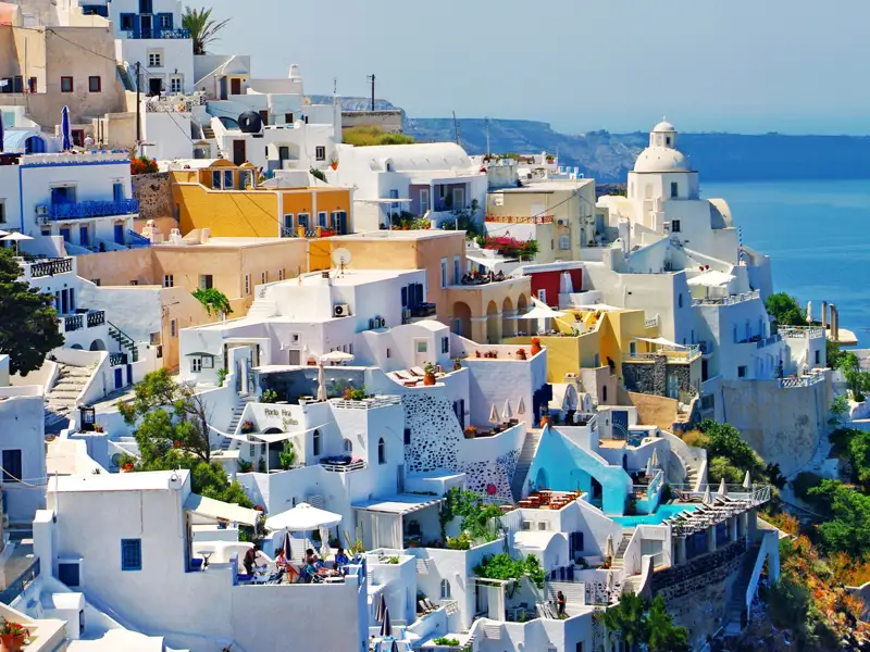 Traditionelle Architektur und malerische Aussicht auf Santorin.