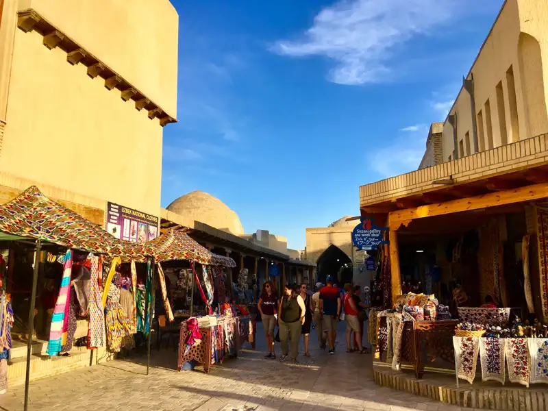 Marktstände mit bunten Textilien und Souvenirs in Usbekistan.