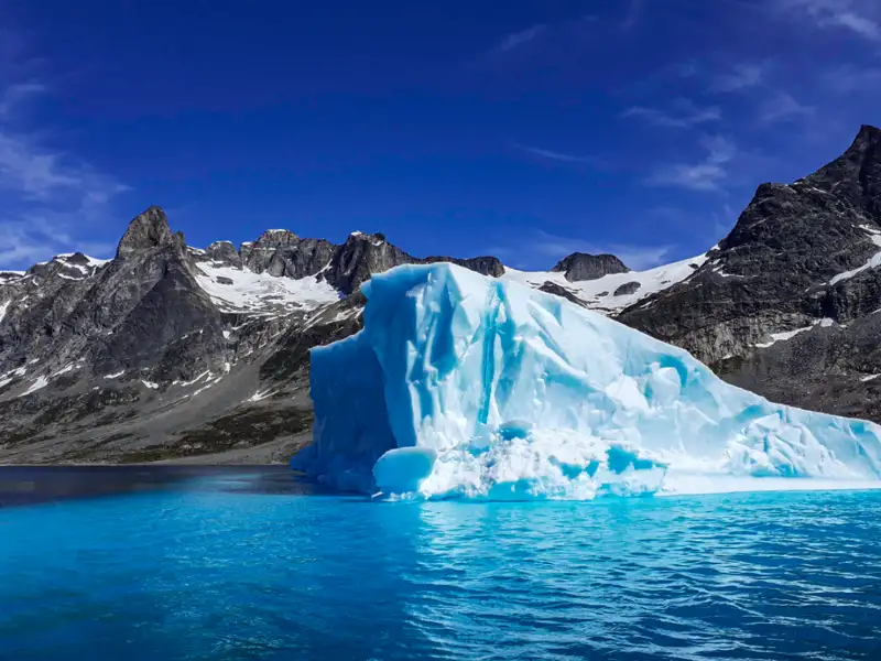 Imposanter Eisberg in einer arktischen Landschaft.
