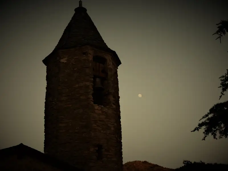 Kirchturm bei Dämmerung