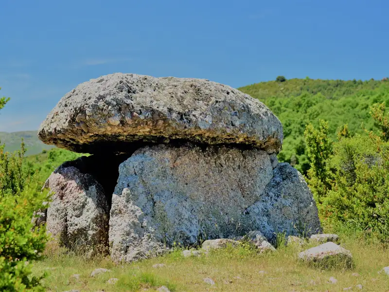 Prähistorisches Dolmengrab aus großen Steinen.