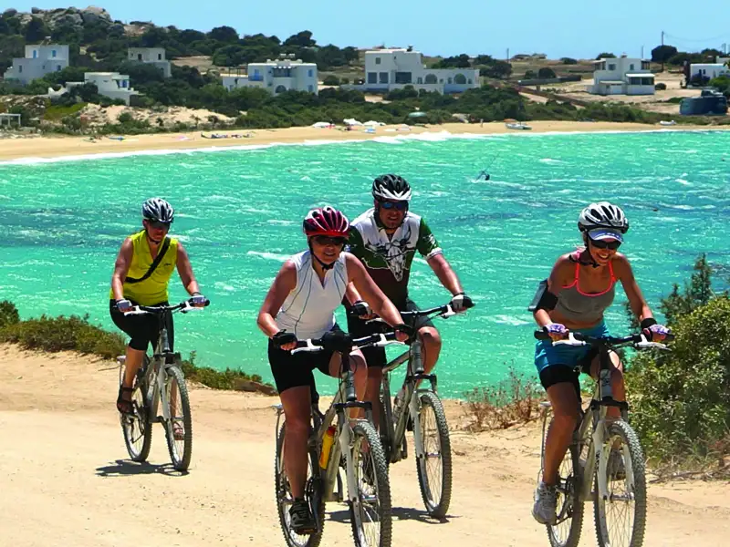 Radtour entlang der Küste mit Blick auf das Meer.