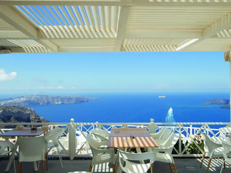 Restaurantterrasse mit Blick auf die Ägäis.