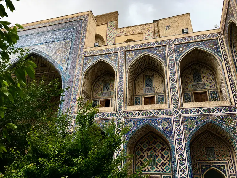 Historische Mosaikfassade mit detailreichen Mustern und Farben.
