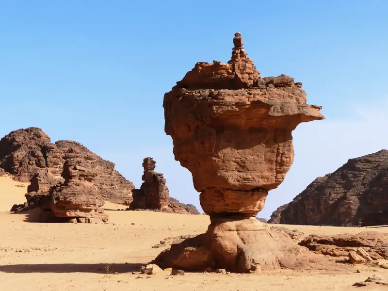 Von Erosion geformte Sandsteinfelsen in der Wüste.