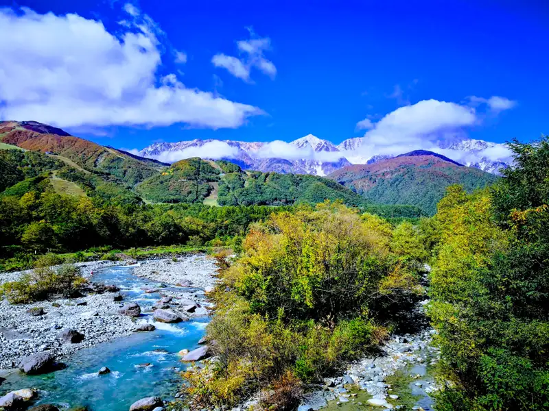 Fluss und Berge im Herbst
