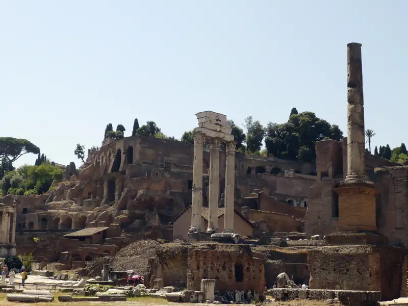Ruinen und Säulen auf dem Forum Romanum in Rom.