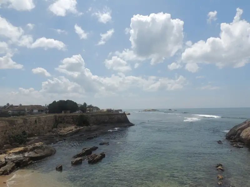 Historische Küstenbefestigung mit Blick auf das Meer.