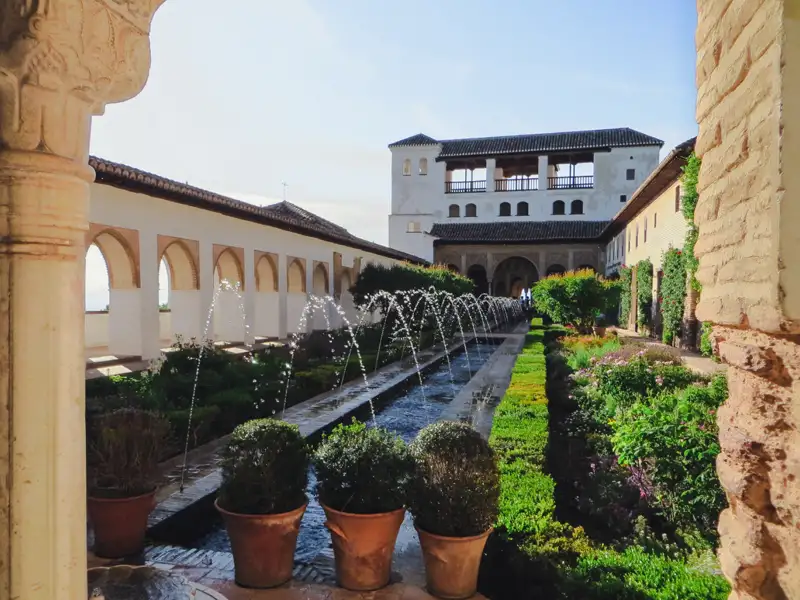 Wasserspiele und Bögen im Garten.