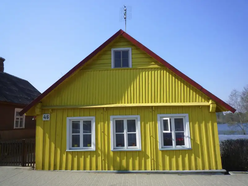 Gelbes Holzhaus mit der Nummer 46.