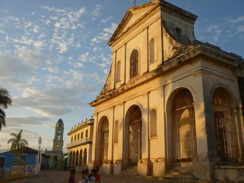 Historische Kirche in einer kubanischen Stadt bei Sonnenuntergang.