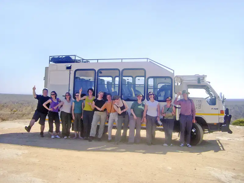 Reisegruppe vor dem Safaribus, bereit für die nächste Etappe ihrer Reise.