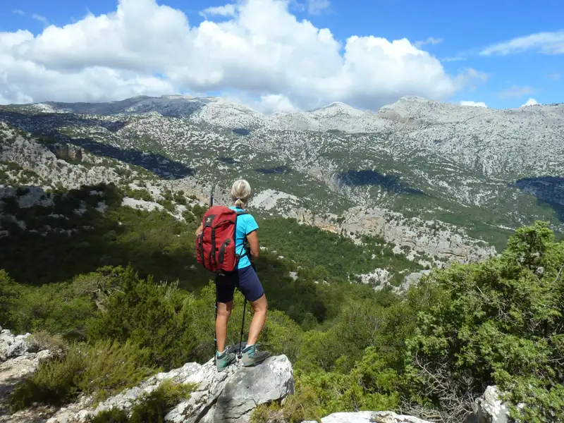 Wanderer genießt den Ausblick auf die Berglandschaft.