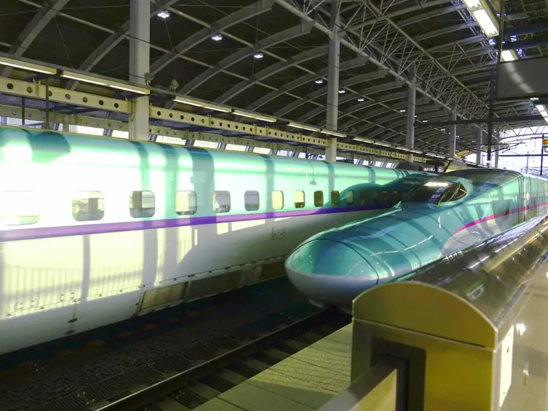 Shinkansen Hochgeschwindigkeitszug im Bahnhof