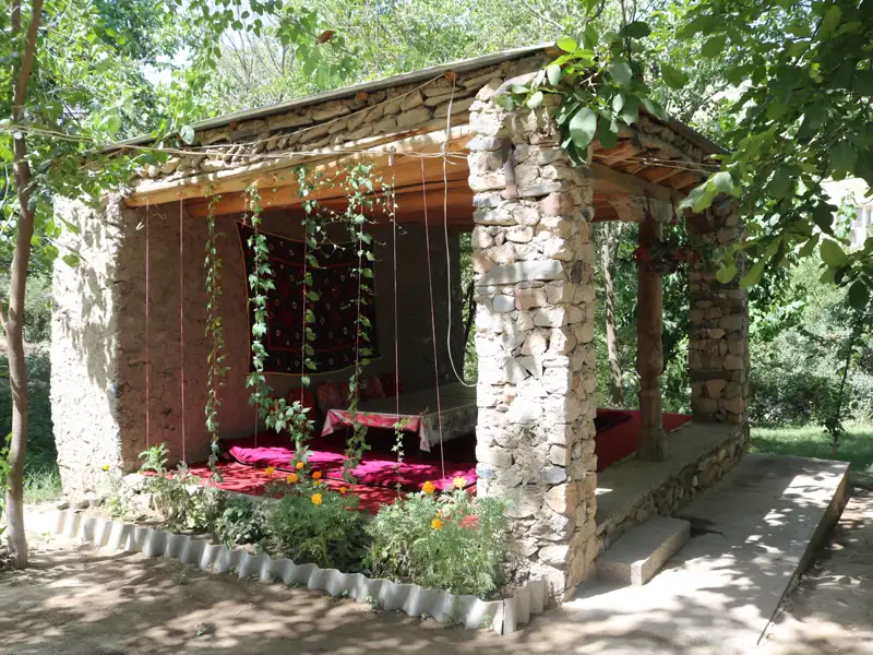 Traditioneller Steinpavillon als Rastplatz.