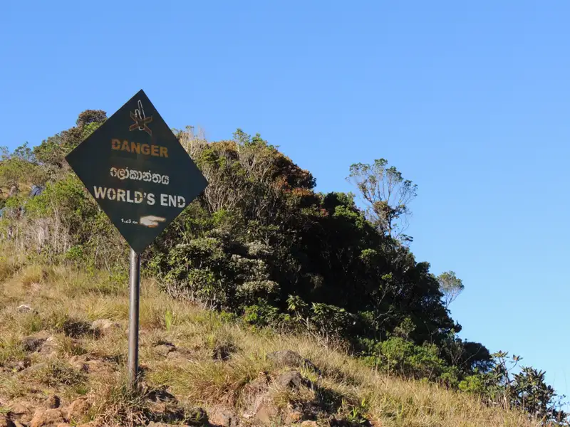 Warnschild "Gefahr" und "World's End" am Klippenrand.