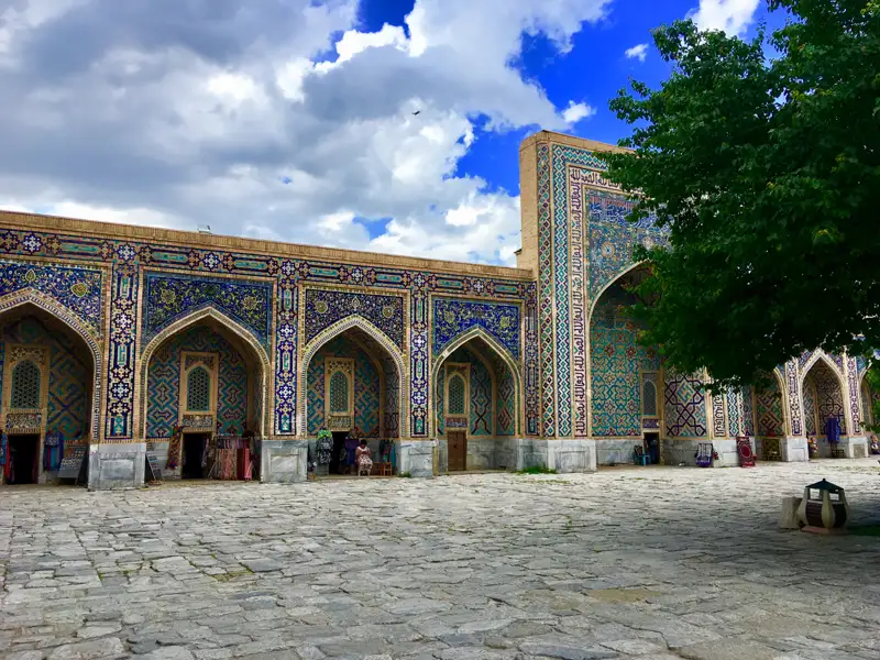 Gebäude mit bunten Mosaiken und Bögen.