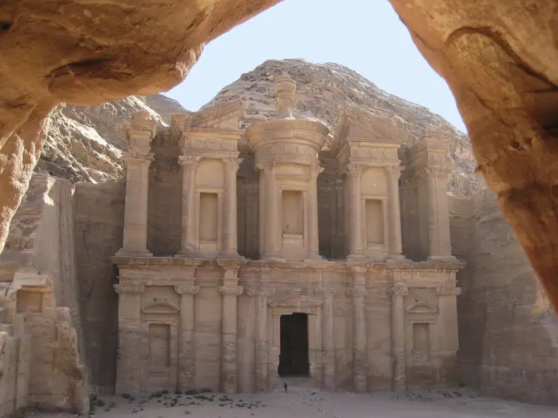 Das Schatzhaus von Petra, aus Sandstein gemeißelt, durch einen Felsspalt betrachtet.