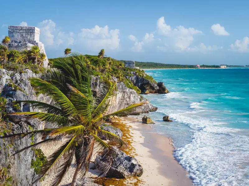 Blick auf die Maya-Ruinen von Tulum an der mexikanischen Küste.